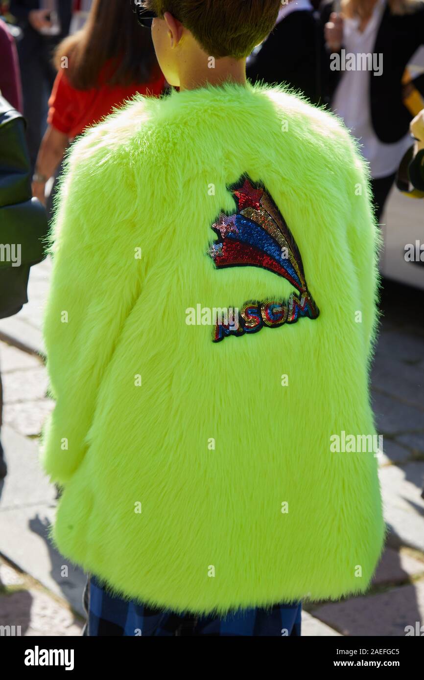 Milano, Italia - 21 settembre 2019: l'uomo con giallo verde Msgm pelliccia prima di Msgm fashion show, la Settimana della Moda Milanese street style Foto Stock