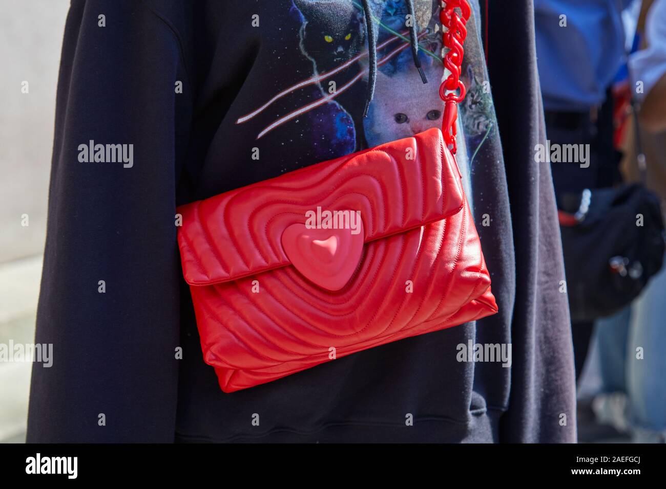 Milano, Italia - 21 settembre 2019: Donna con rosso borsa in pelle con forma di cuore prima di Msgm fashion show, la Settimana della Moda Milanese street style Foto Stock