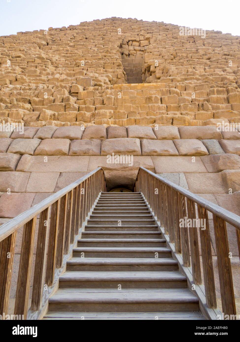 Vista dell'ingresso alla Piramide di Menkaure sulla Necropoli di Giza. In Il Cairo Egitto Foto Stock