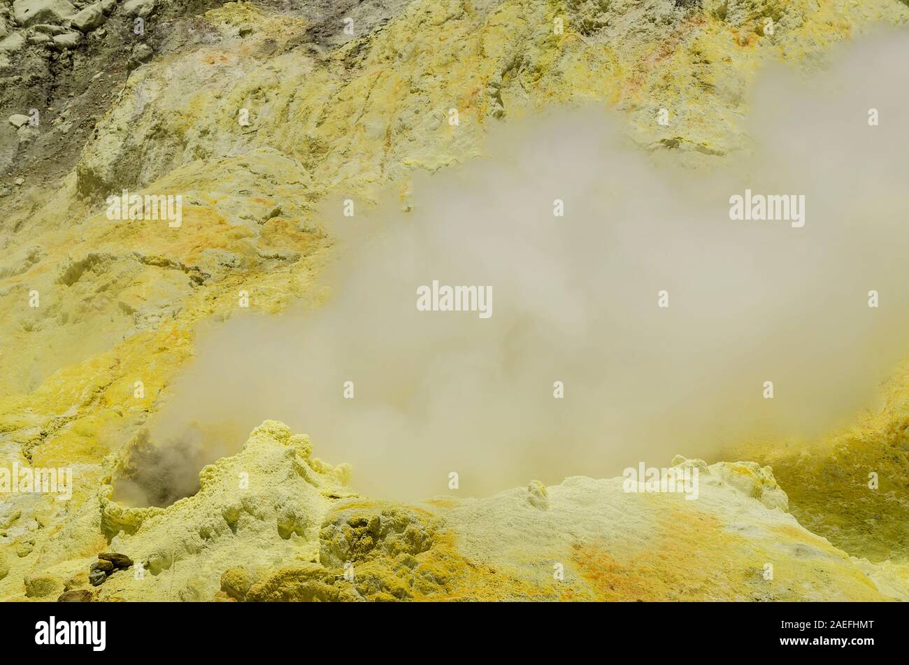 Aspro paesaggio di zolfo giallo e vapore del Whakaari / White Island attivo vulcano in Nuova Zelanda Foto Stock
