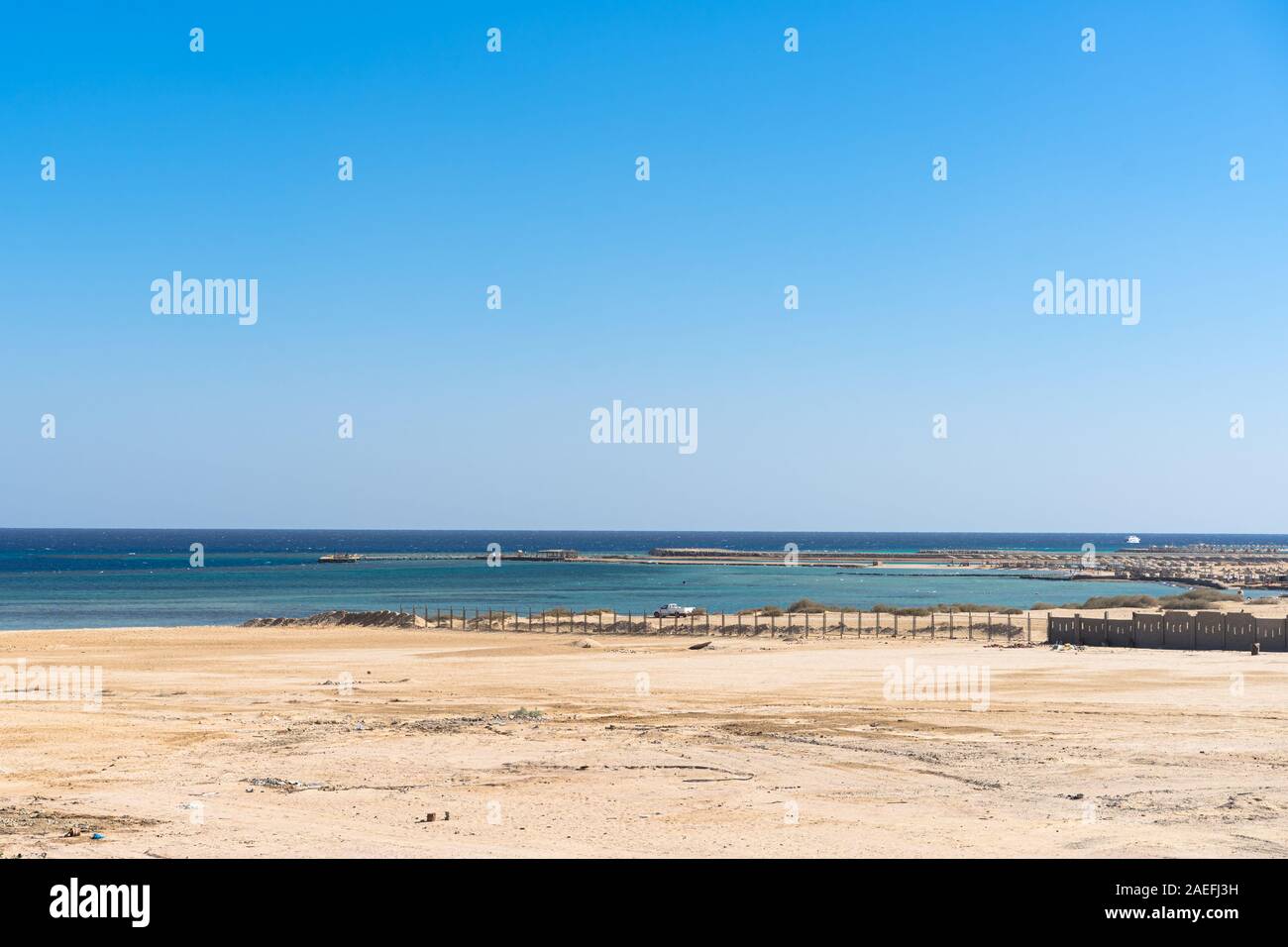 Terra libera su Egitto costa del Mar Rosso. Ampia e il cielo aperto Foto Stock