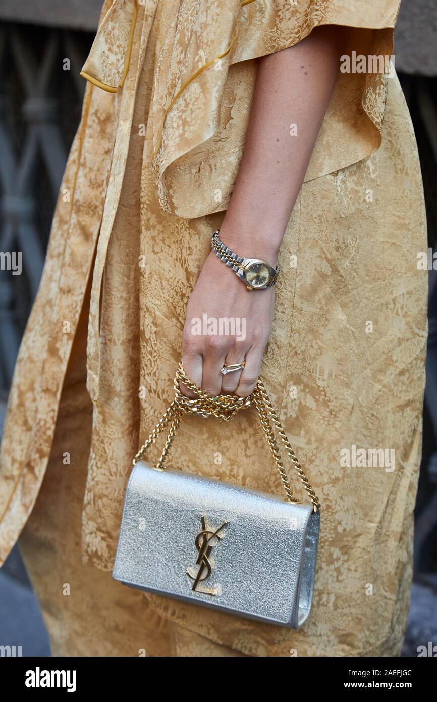 Milano, Italia - 21 settembre 2019: Donna con argento Yves Saint Laurent  borsa, vestito d'oro e orologio Rolex prima di Ermanno Scervino fashion  show, Milano Foto stock - Alamy