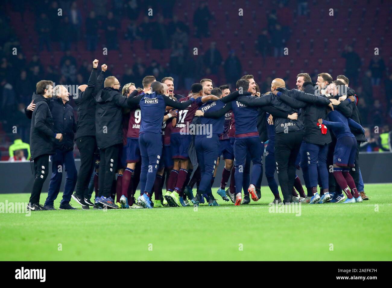 6 dicembre 2019 Amsterdam, Paesi Bassi di calcio Ajax Eredivisie v Willem II L-r: spelers en staf van Willem II vieren de 0-2 Foto Stock