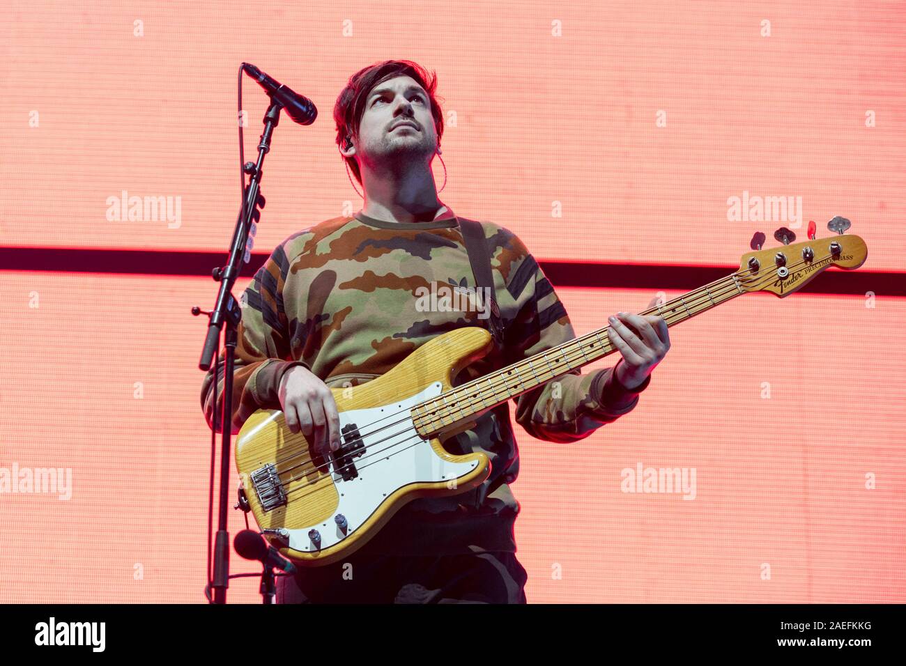 Dicembre 8, 2019, Anaheim, California, U.S: Ross Macdonald del 1975 durante la KROQ Absolut quasi acustico concerto di Natale a Honda Center di Anaheim, California (credito Immagine: © Daniel DeSlover/ZUMA filo) Foto Stock