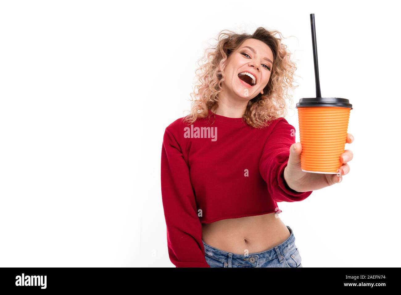 Unione ragazza bionda con un bicchiere di plastica su sfondo bianco Foto Stock
