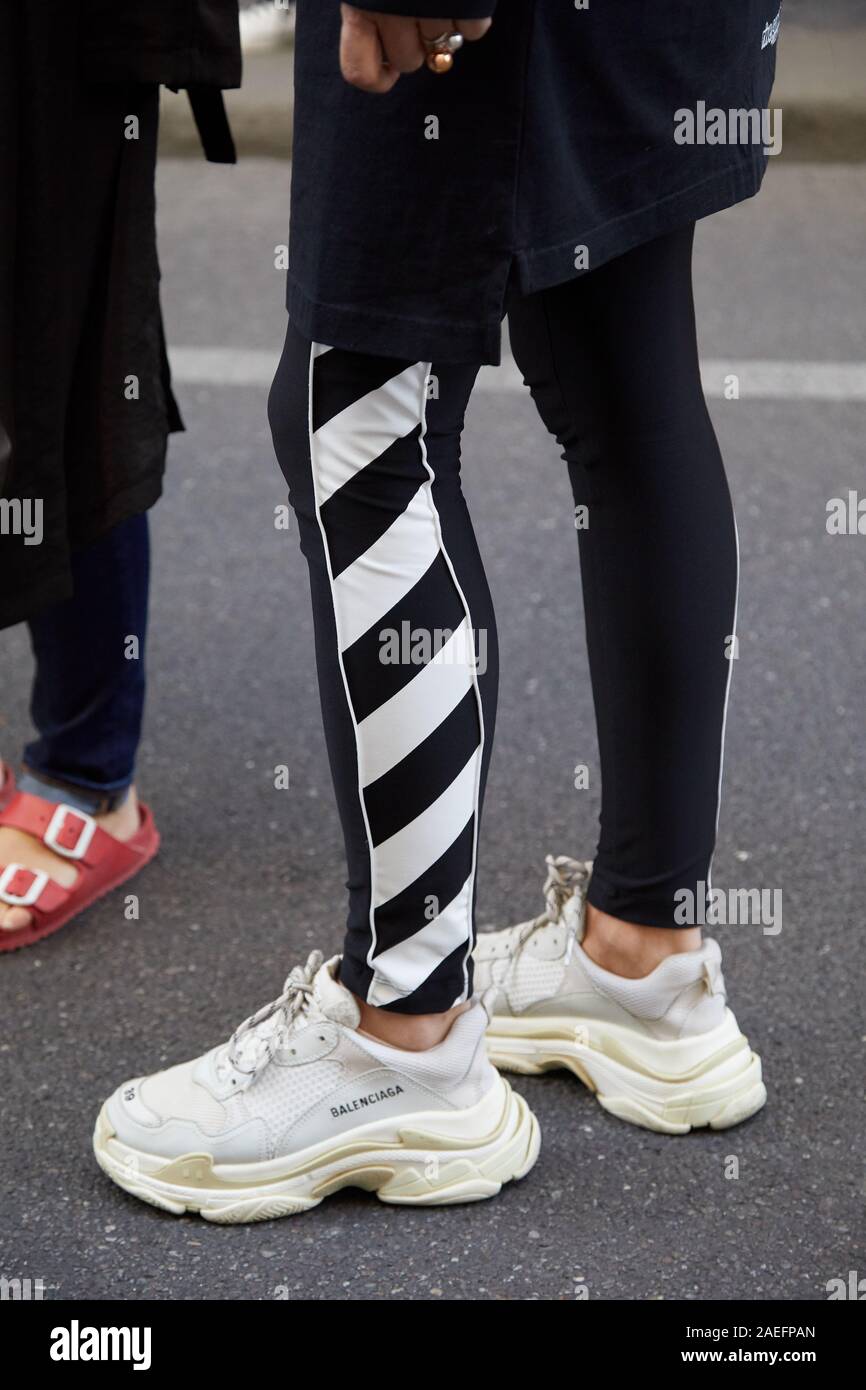 Milano, Italia - 21 settembre 2019: la donna con il bianco Balenciaga sneakers e in bianco e nero pantaloni prima di Giorgio Armani sfilata di moda Milano Foto Stock