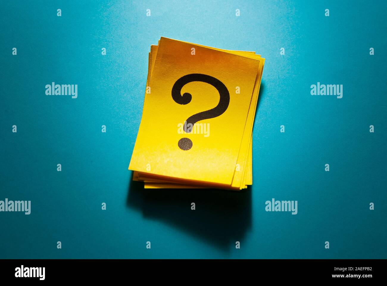 Pila di colorate carte giallo con punto interrogativo Foto Stock