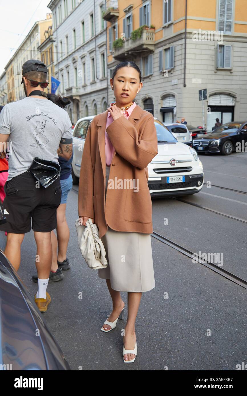Milano, Italia - 21 settembre 2019: Donna con maglia rosa e giacca beige  prima di Agnona fashion show, la Settimana della Moda Milanese street style  Foto stock - Alamy