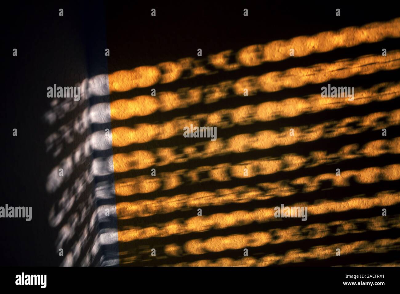 Luce astratta sulla parete scura Foto Stock