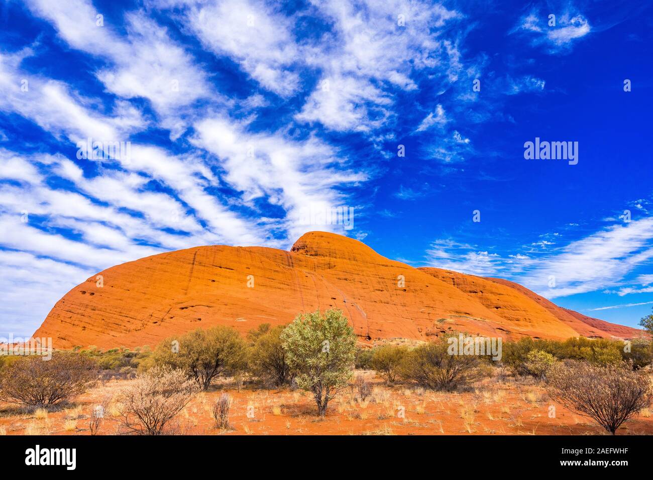 Uniche formazioni cloud oltre l'Olgas, come noto come Kata Tjuta outback in Australia Foto Stock