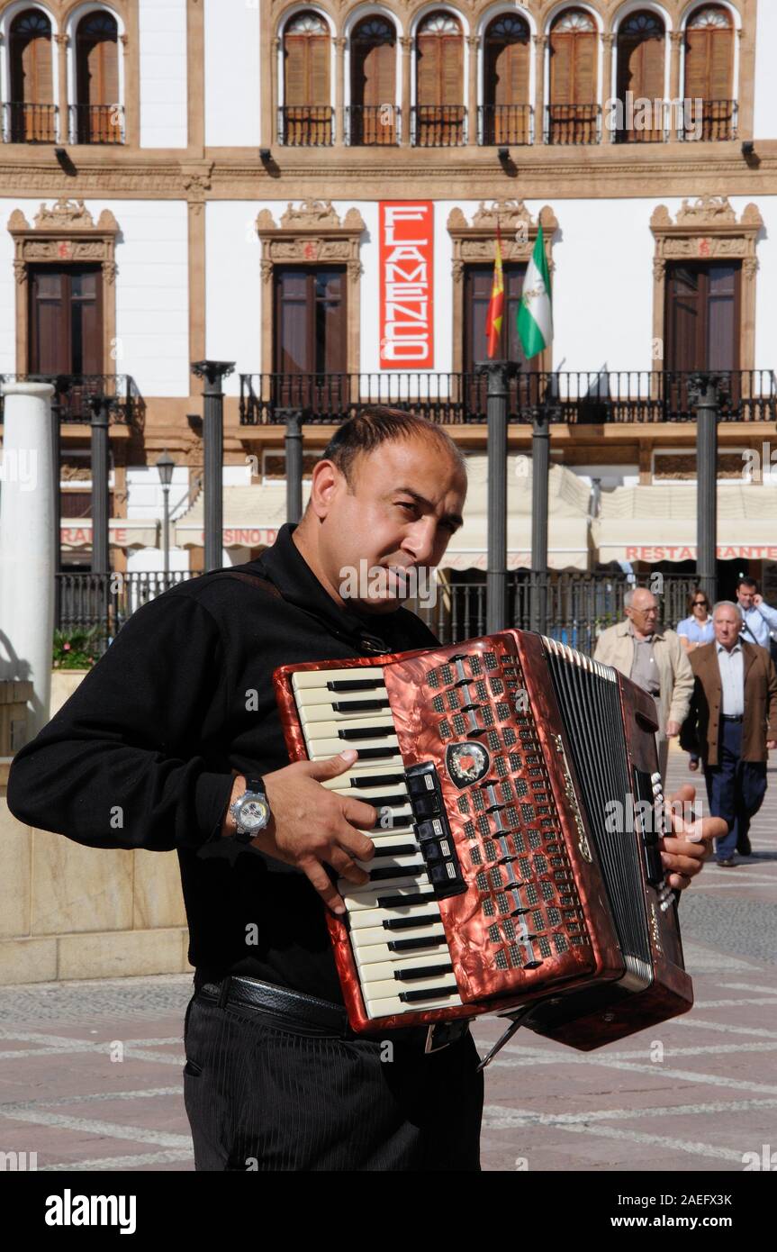 Uomo spagnolo la riproduzione di una fisarmonica a piano nella Plaza del Socorro, Ronda, provincia di Malaga, Andalusia, l'Europa. Foto Stock