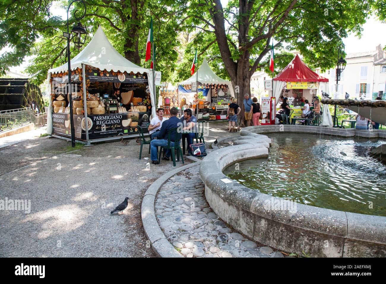 Un esterno di cibo e bevande tariffa in L'Isle sur la Sorgue, una città provenzale nel Sud Est della Francia Foto Stock