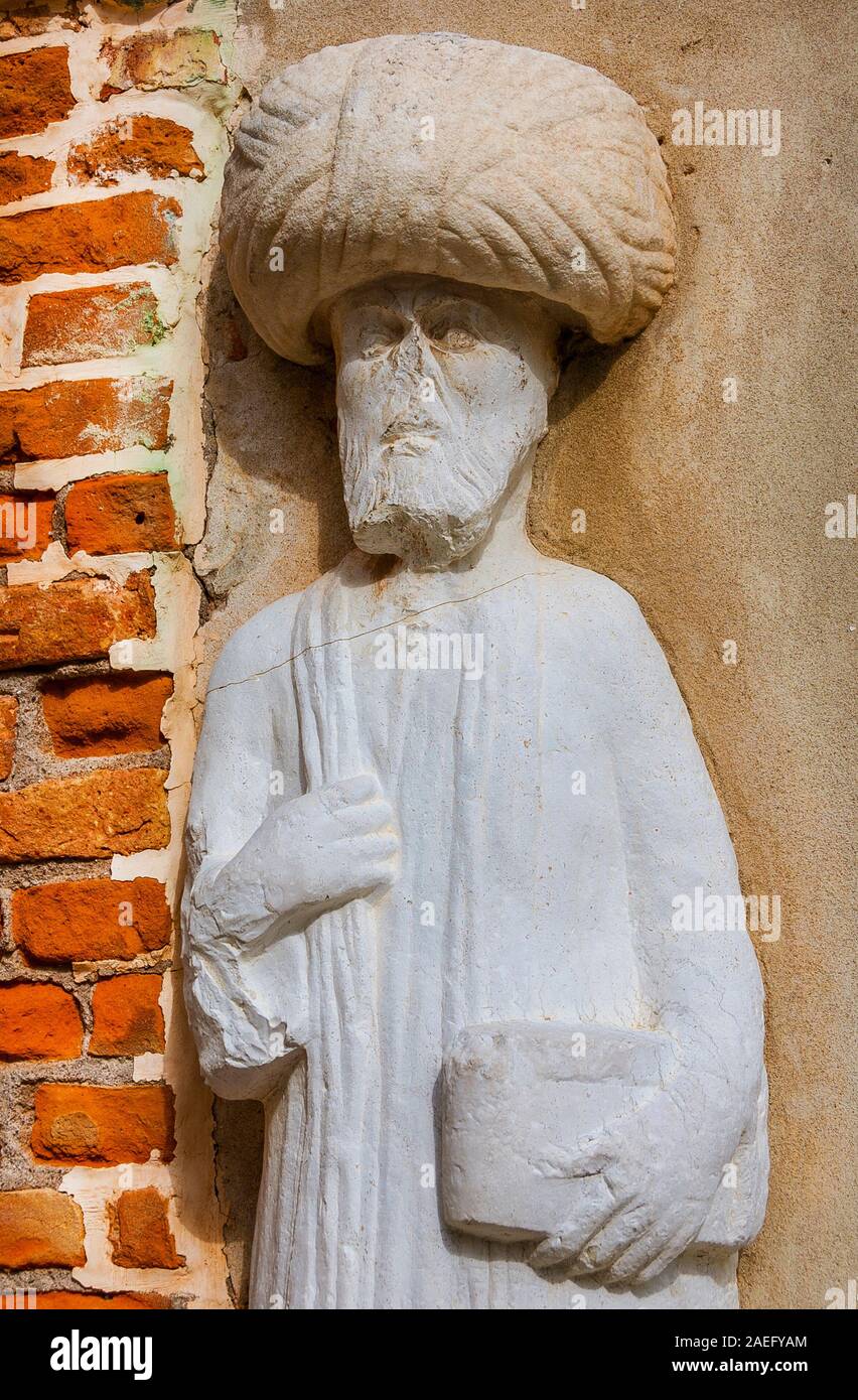 Commerciante di moresco con turbante antica statua medievale situato nel Campo dei Mori (Mori Square) nel centro storico di Venezia (XIII secolo, autore u Foto Stock