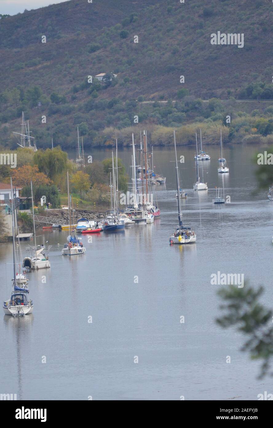 Barche a vela nella parte inferiore del fiume Guadiana, che serve come il confine tra il Portogallo e la Spagna Foto Stock