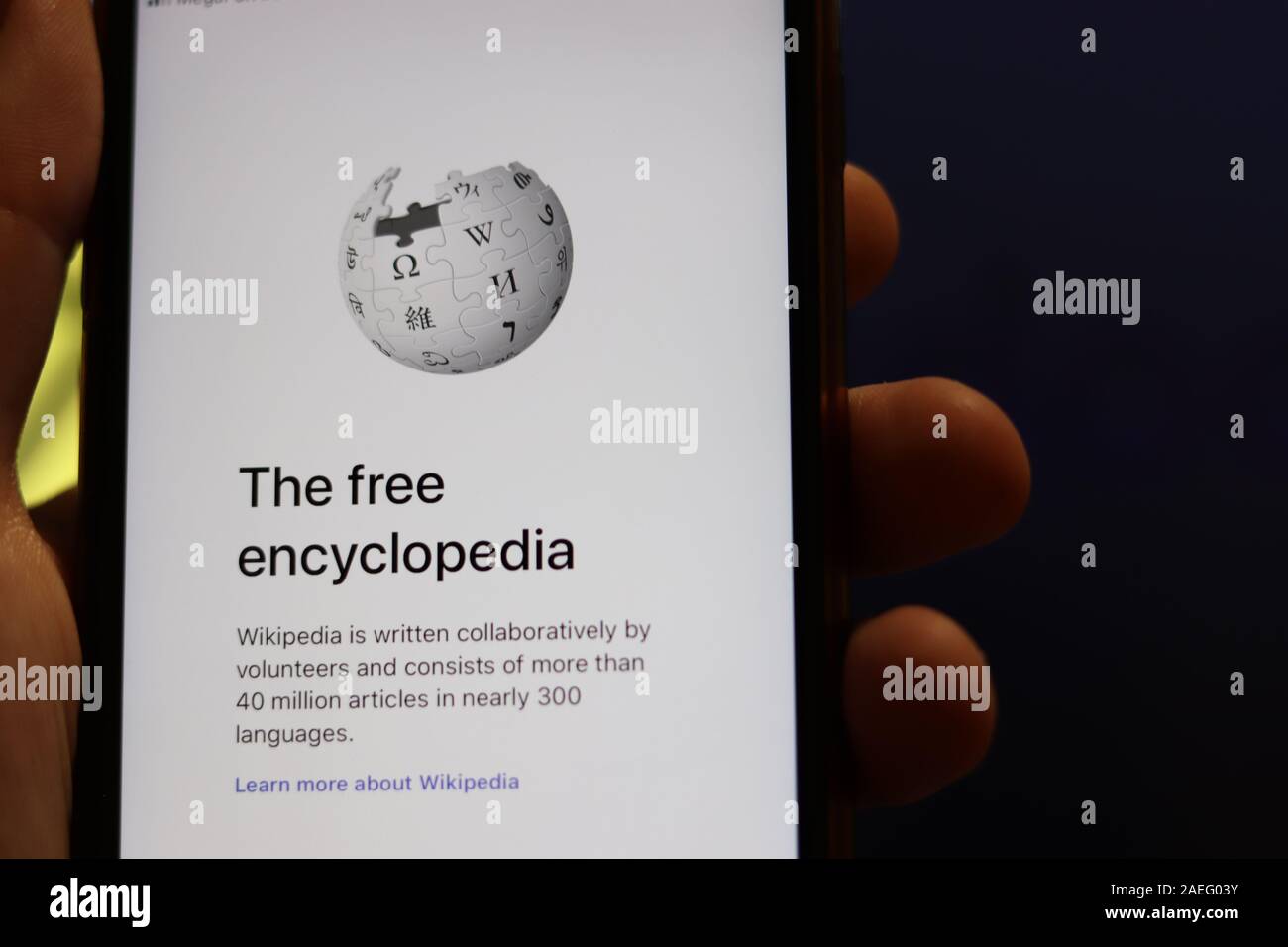 Los Angeles, California, Stati Uniti d'America - 21 Novembre 2019: logo di Wikipedia sulla schermata Telefono con icona sul portatile su sfondo sfocato, illustrativi editoriale. Foto Stock
