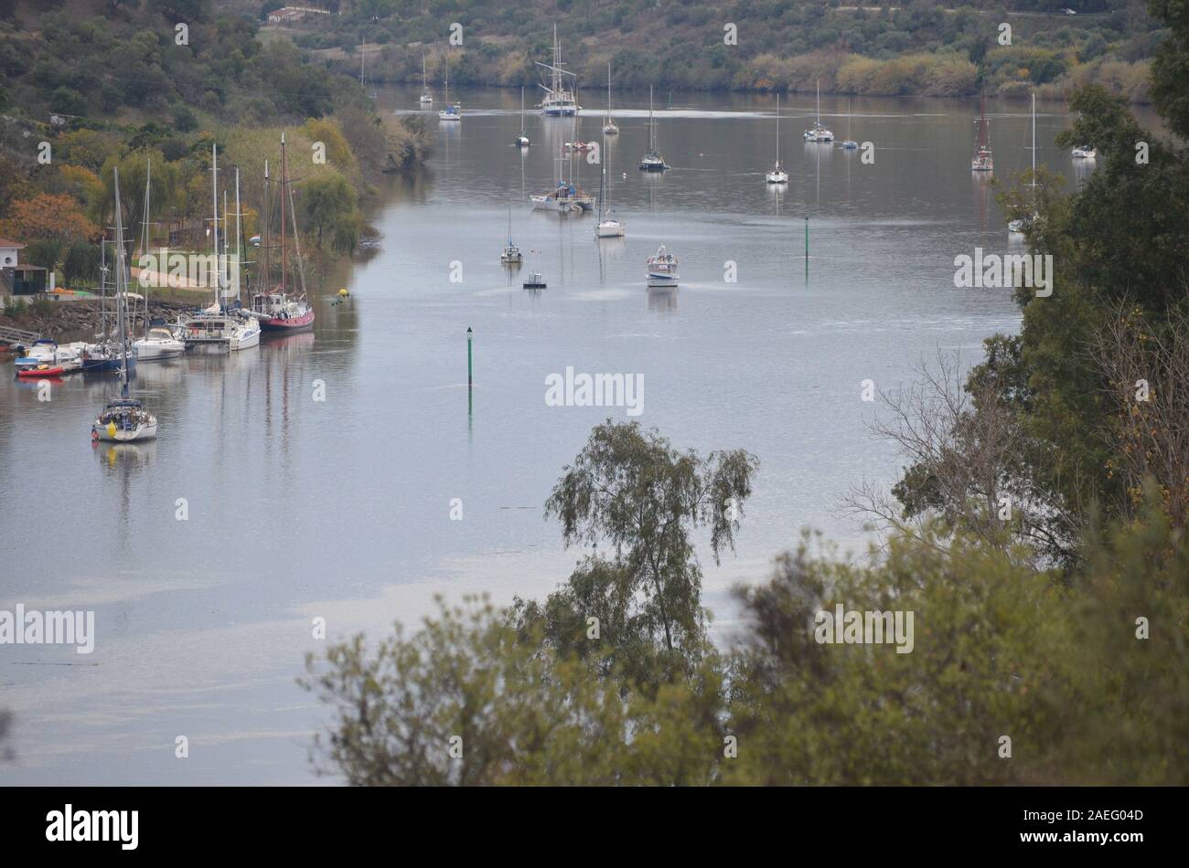 Barche a vela nella parte inferiore del fiume Guadiana, che serve come il confine tra il Portogallo e la Spagna Foto Stock