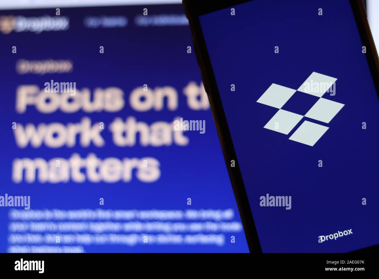 Los Angeles, California, Stati Uniti d'America - 21 Novembre 2019: Dropbox logo sulla schermata Telefono con icona sul portatile su sfondo sfocato, illustrativi editoriale. Foto Stock