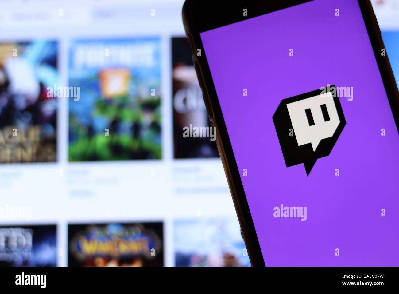 Los Angeles, California, Stati Uniti d'America - 21 Novembre 2019: Twitch.tv logo sulla schermata Telefono con icona sul portatile su sfondo sfocato, illustrativi editoriale. Foto Stock