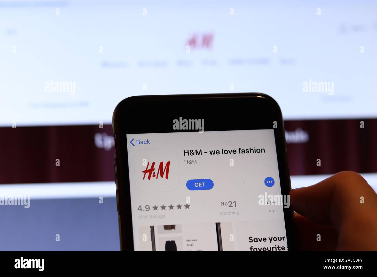 Los Angeles, California, Stati Uniti d'America - 26 Novembre 2019: HM icona sulla schermata Telefono con logo su sfondo sfocato, illustrativi editoriale. Foto Stock