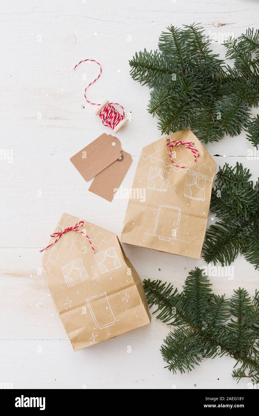 Imballaggio di regali di Natale pacchetto bianco su un tavolo di legno. Vista da sopra con lo spazio di copia Foto Stock