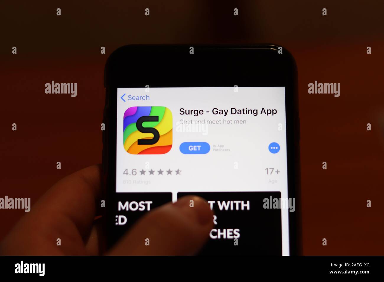 Los Angeles, California, Stati Uniti d'America - 26 Novembre 2019: Surge app icona sulla schermata telefono in mano. Chiudere con sfondo sfocato , Editoriale illustrativa. Foto Stock