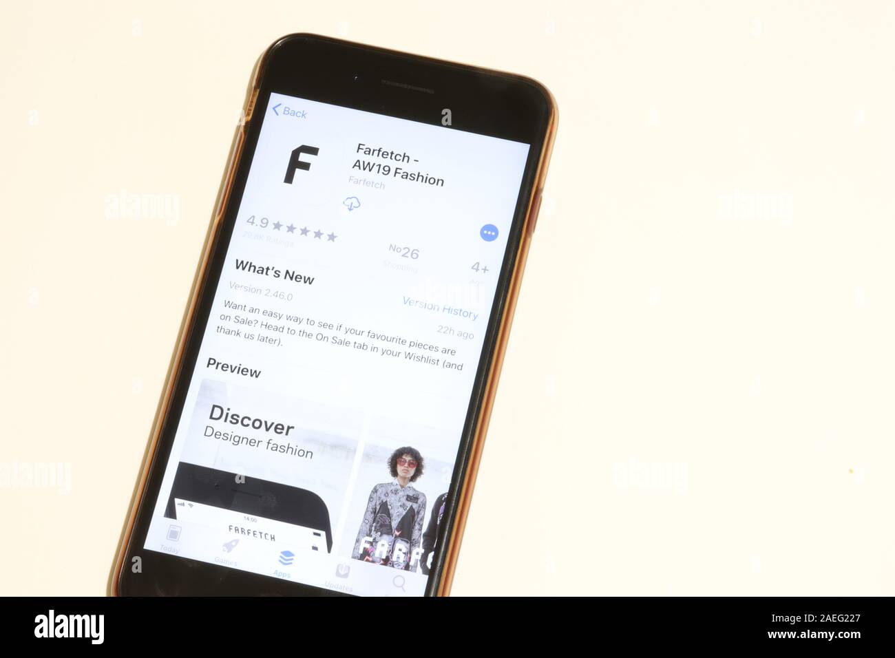 Los Angeles, California, Stati Uniti d'America - 4 Dicembre 2019: Farfetch app store icona sulla schermata Telefono vista dall'alto su sfondo bianco, illustrativi editoriale. Foto Stock