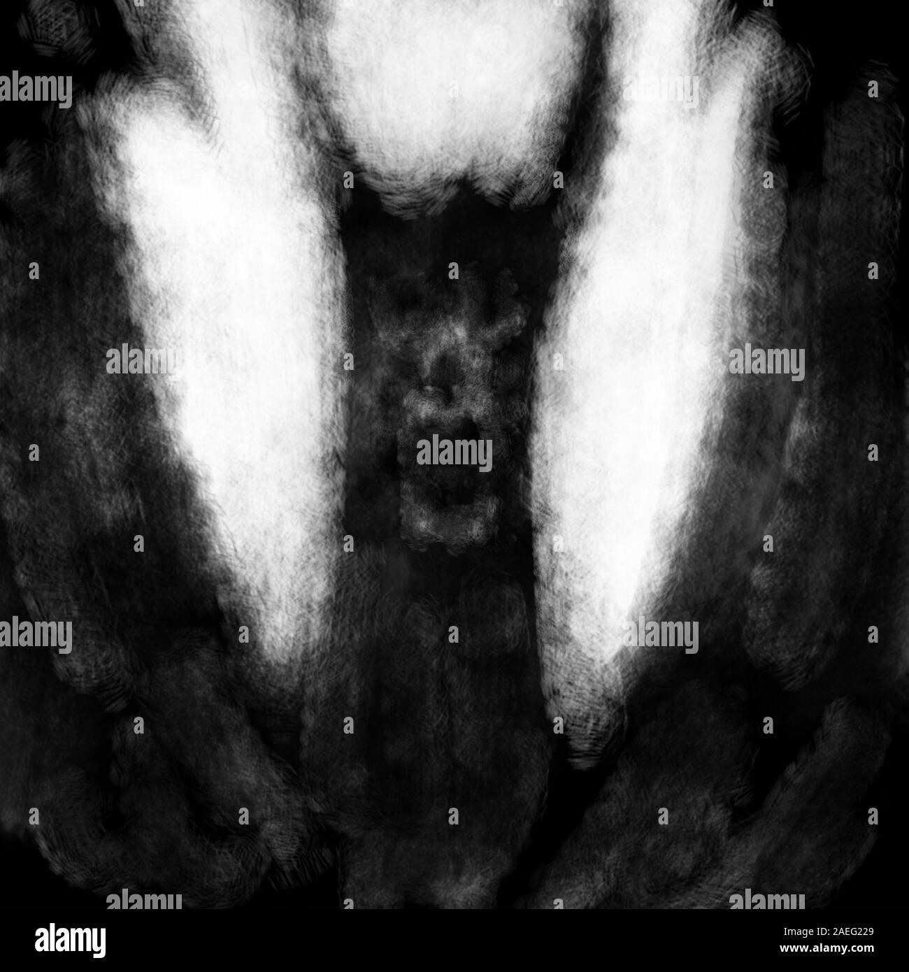 Un demone alato con corna guarda avanti. Bianco e nero illustrazione in genere horror con carbone e effetto di rumore. Foto Stock