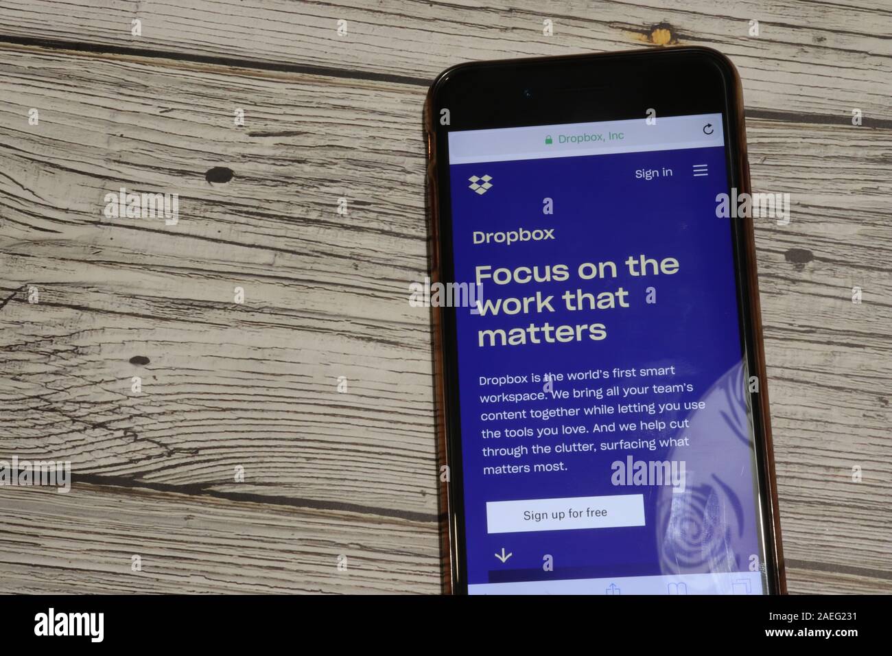 Los Angeles, California, Stati Uniti d'America - 4 Dicembre 2019: Dropbox pagina sito web sulla schermata Telefono vista superiore con copia spazio editoriale illustrativa. Foto Stock