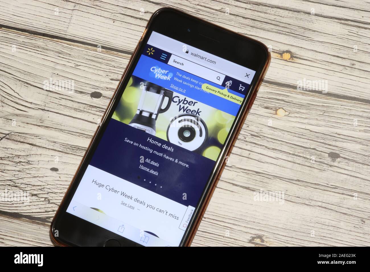 Los Angeles, California, Stati Uniti d'America - 4 Dicembre 2019: Walmart sito web pagina sulla schermata Telefono vista superiore con copia spazio editoriale illustrativa. Foto Stock