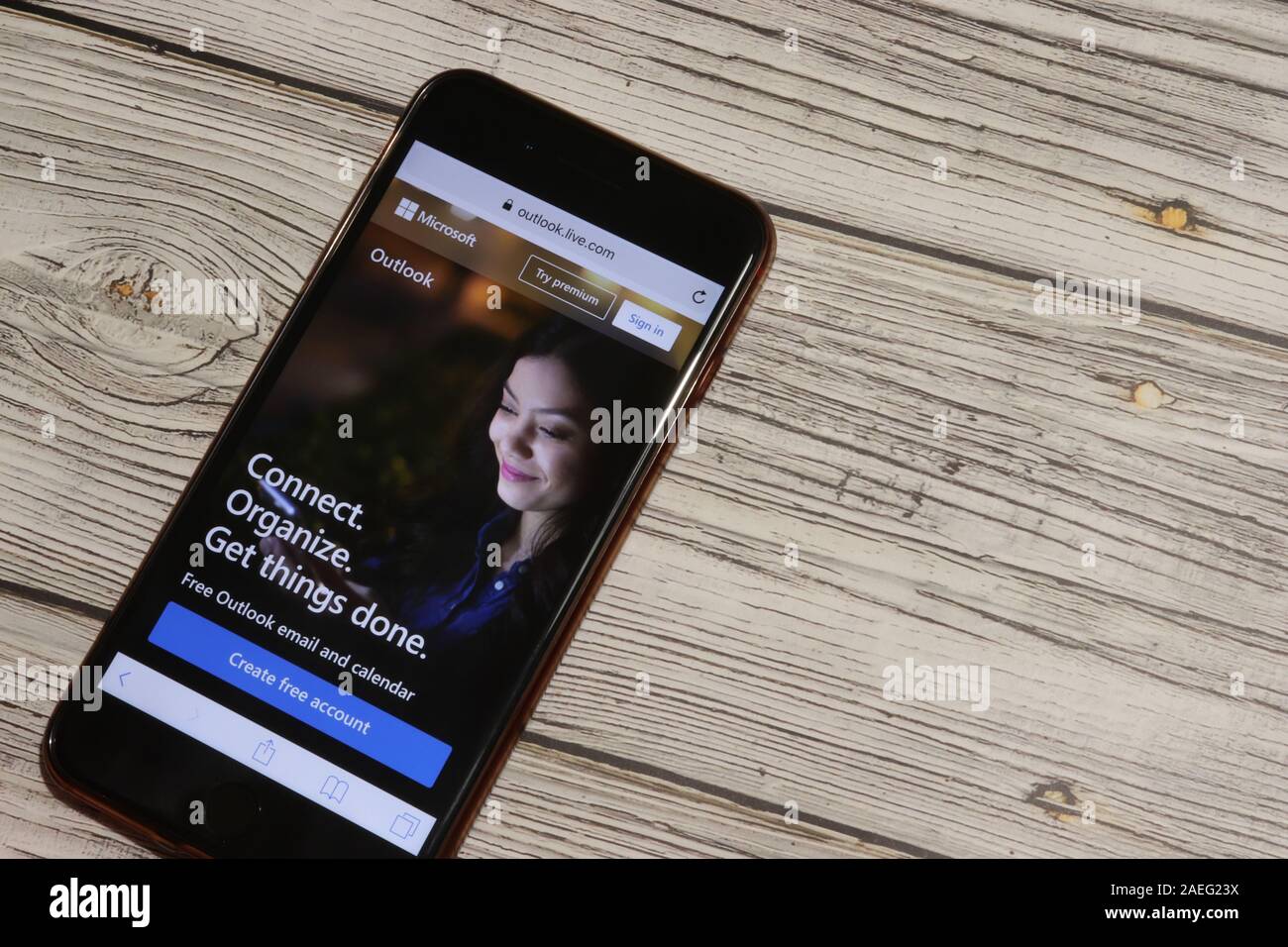 Los Angeles, California, Stati Uniti d'America - 4 Dicembre 2019: Outlook.Live.com sito web pagina sulla schermata Telefono vista superiore con copia spazio editoriale illustrativa. Foto Stock