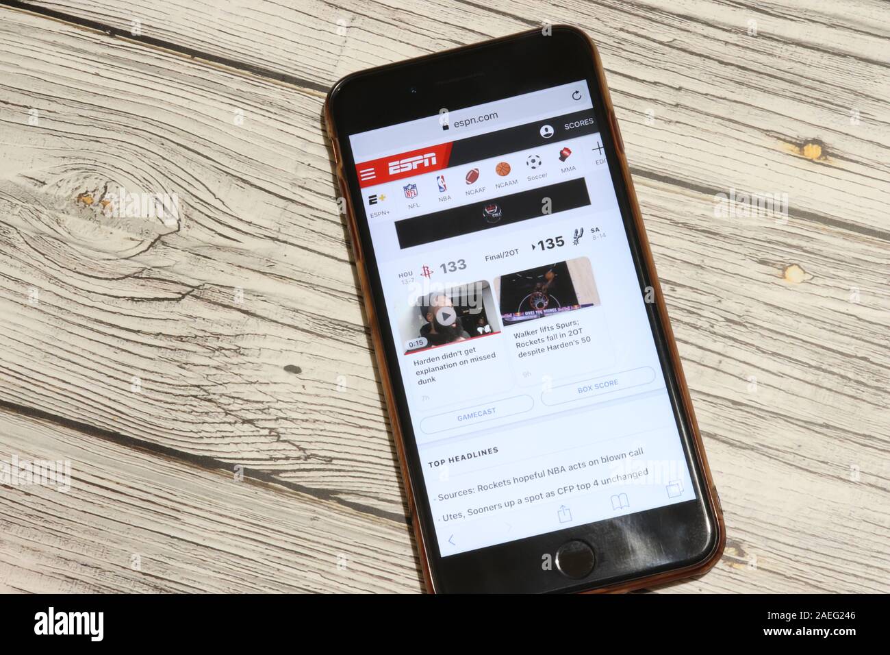 Los Angeles, California, Stati Uniti d'America - 4 Dicembre 2019: ESPN sito web pagina sulla schermata Telefono vista superiore con copia spazio editoriale illustrativa. Foto Stock