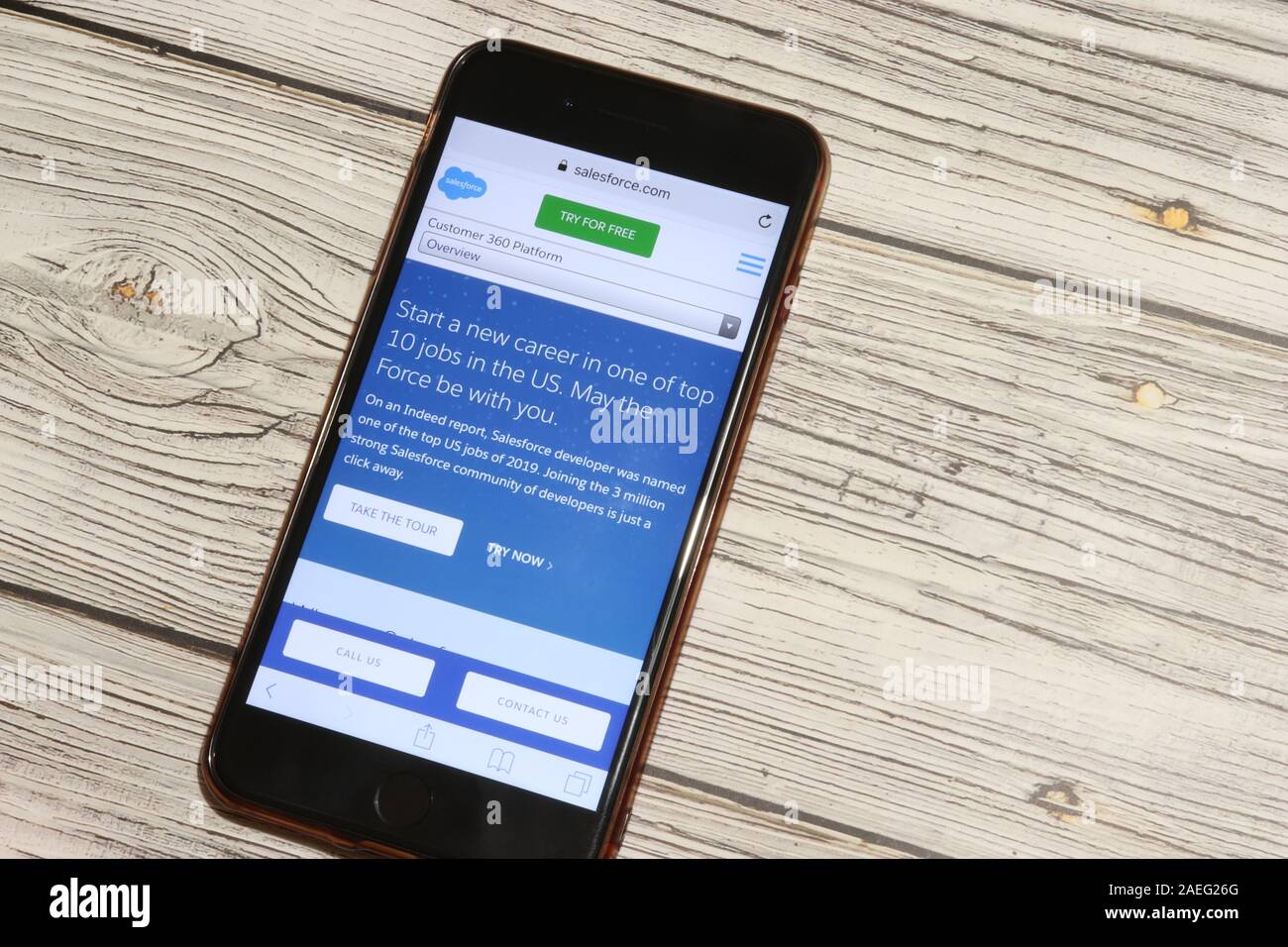 Los Angeles, California, Stati Uniti d'America - 4 Dicembre 2019: sito web di SalesForce.com pagina sulla schermata Telefono vista superiore con copia spazio editoriale illustrativa. Foto Stock