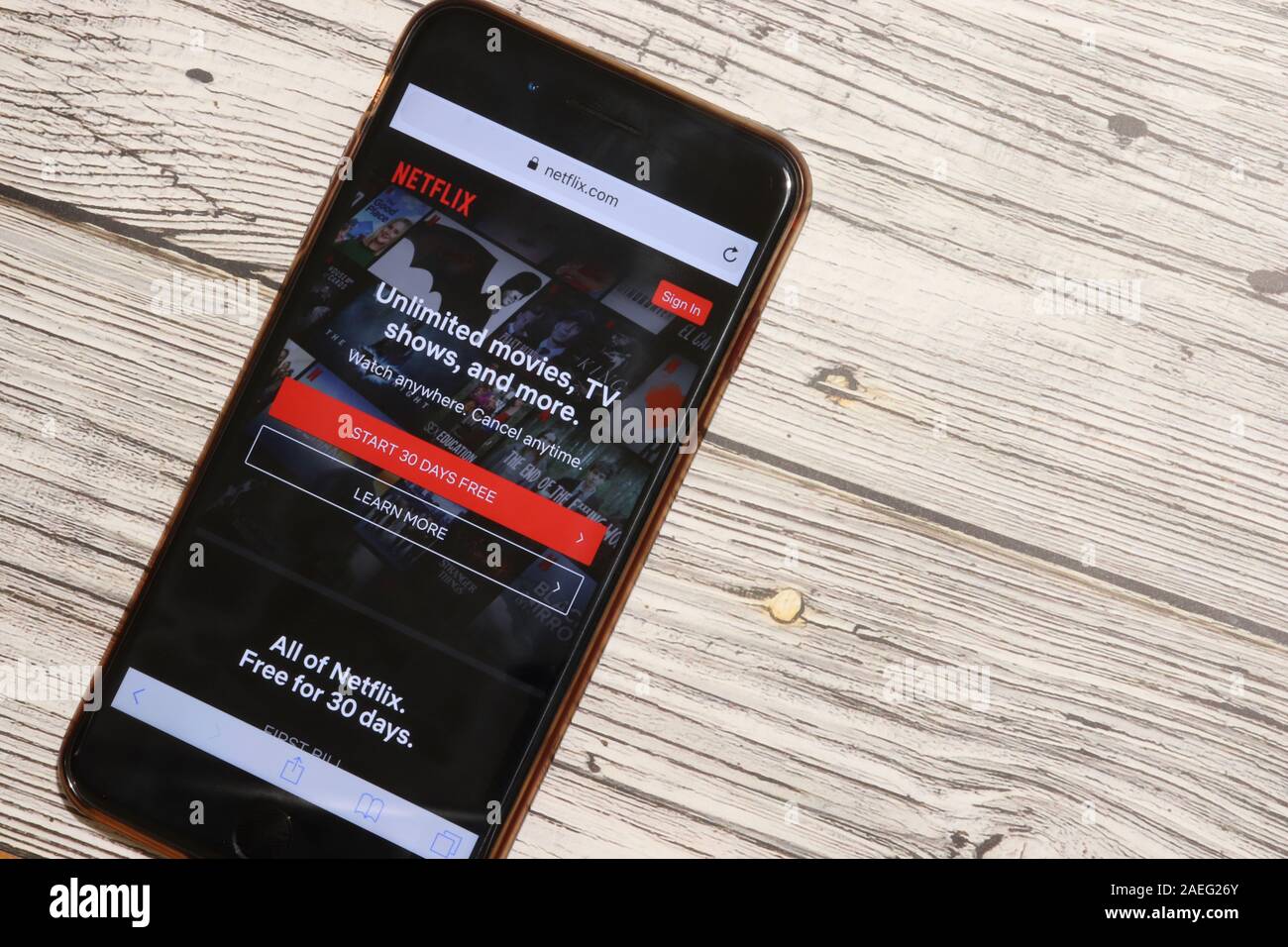 Los Angeles, California, Stati Uniti d'America - 4 Dicembre 2019: Netflix pagina sito web sulla schermata Telefono vista superiore con copia spazio editoriale illustrativa. Foto Stock