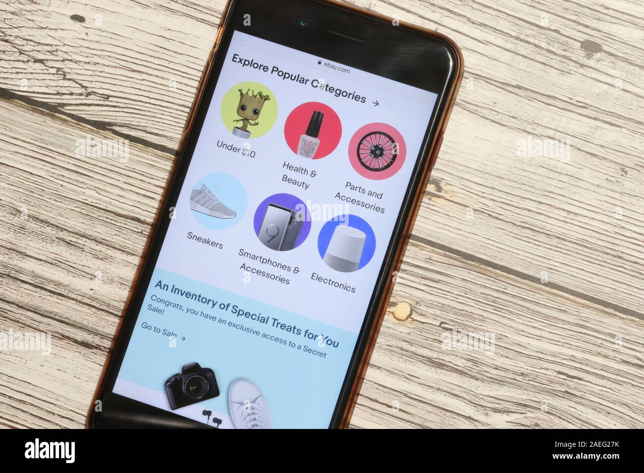 Los Angeles, California, Stati Uniti d'America - 4 Dicembre 2019: sito web ebay pagina sulla schermata Telefono vista superiore con copia spazio editoriale illustrativa. Foto Stock