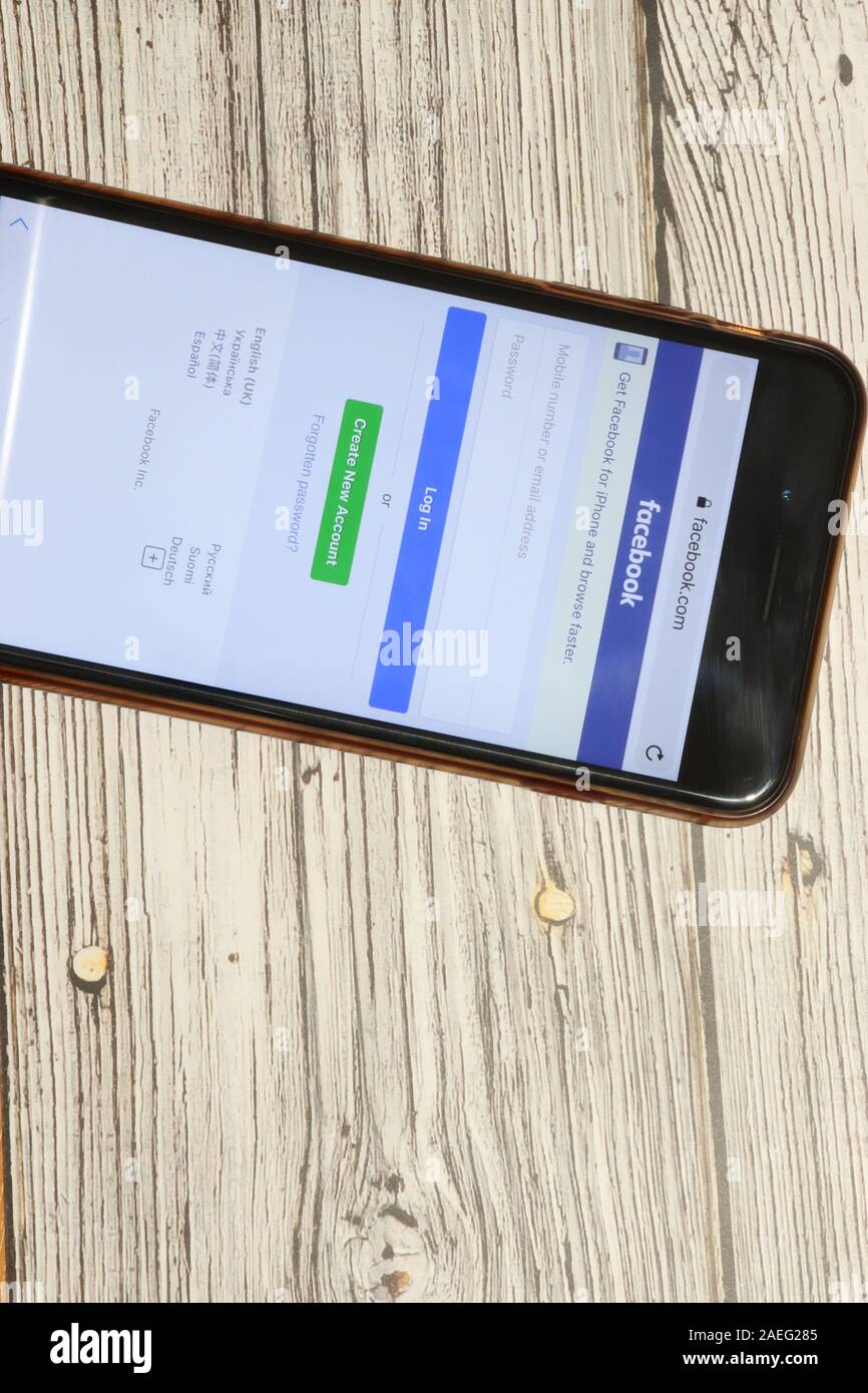 Los Angeles, California, Stati Uniti d'America - 4 Dicembre 2019: sito web Facebook pagina sulla schermata Telefono vista superiore con copia spazio editoriale illustrativa. Foto Stock