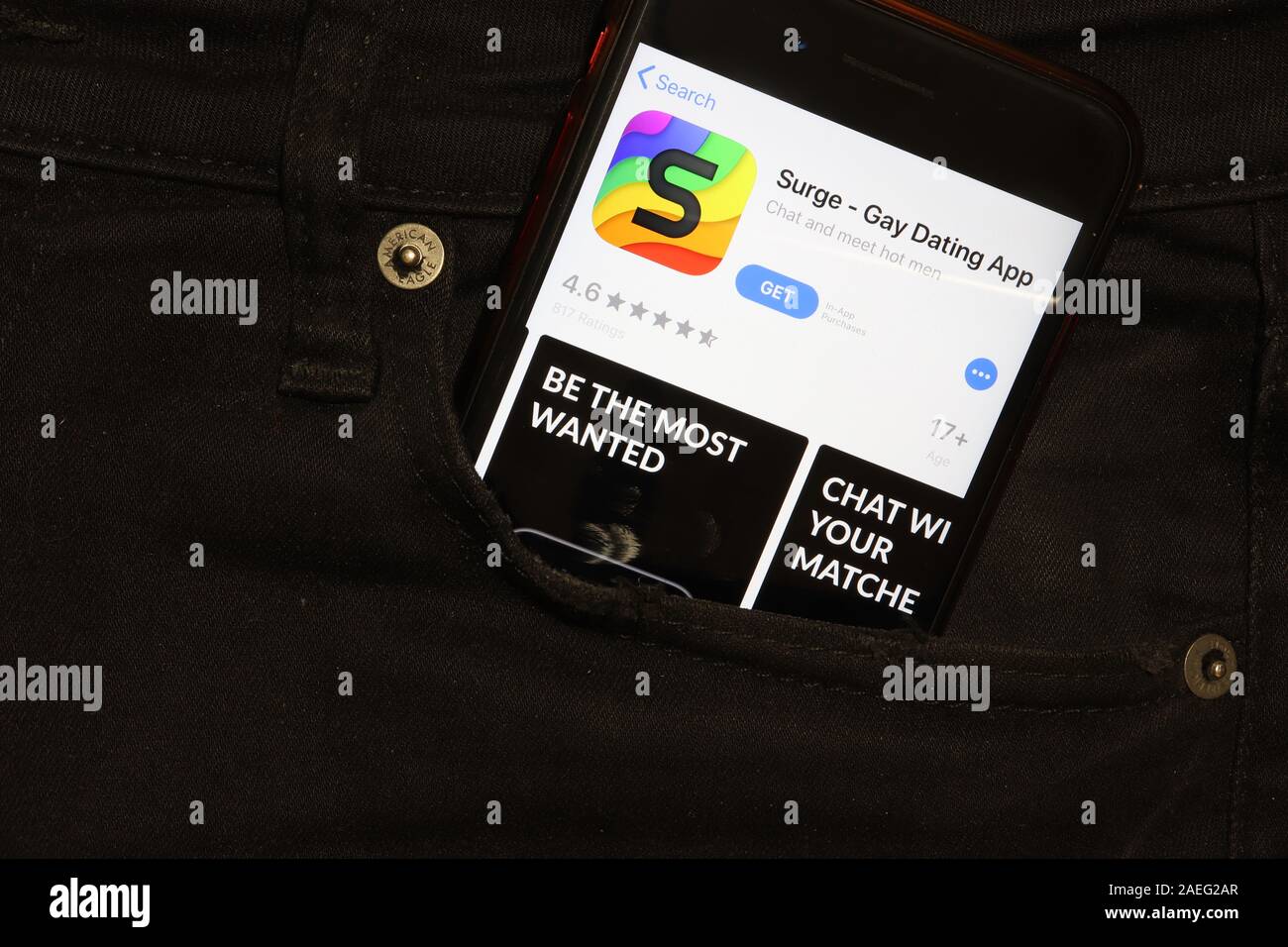 San Pietroburgo, Russia - 6 Dicembre 2019: schermo di cellulare con Surge Gay Dating app icona nella tasca di close-up, illustrativi editoriale. Foto Stock