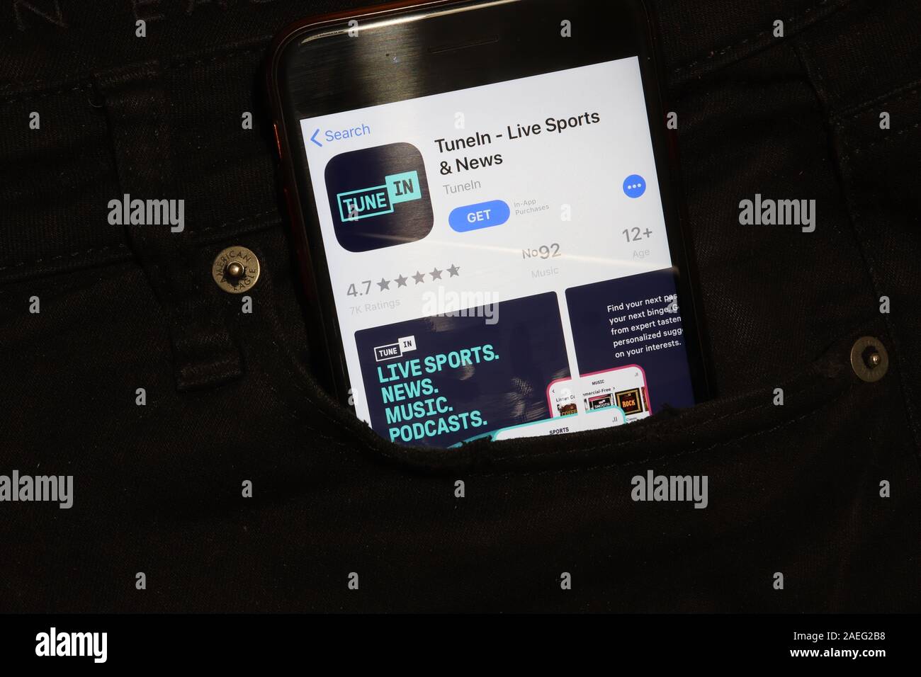 San Pietroburgo, Russia - 6 Dicembre 2019: telefono cellulare schermo con TuneIn Live Sports Icona app in pocket close-up, illustrativi editoriale. Foto Stock