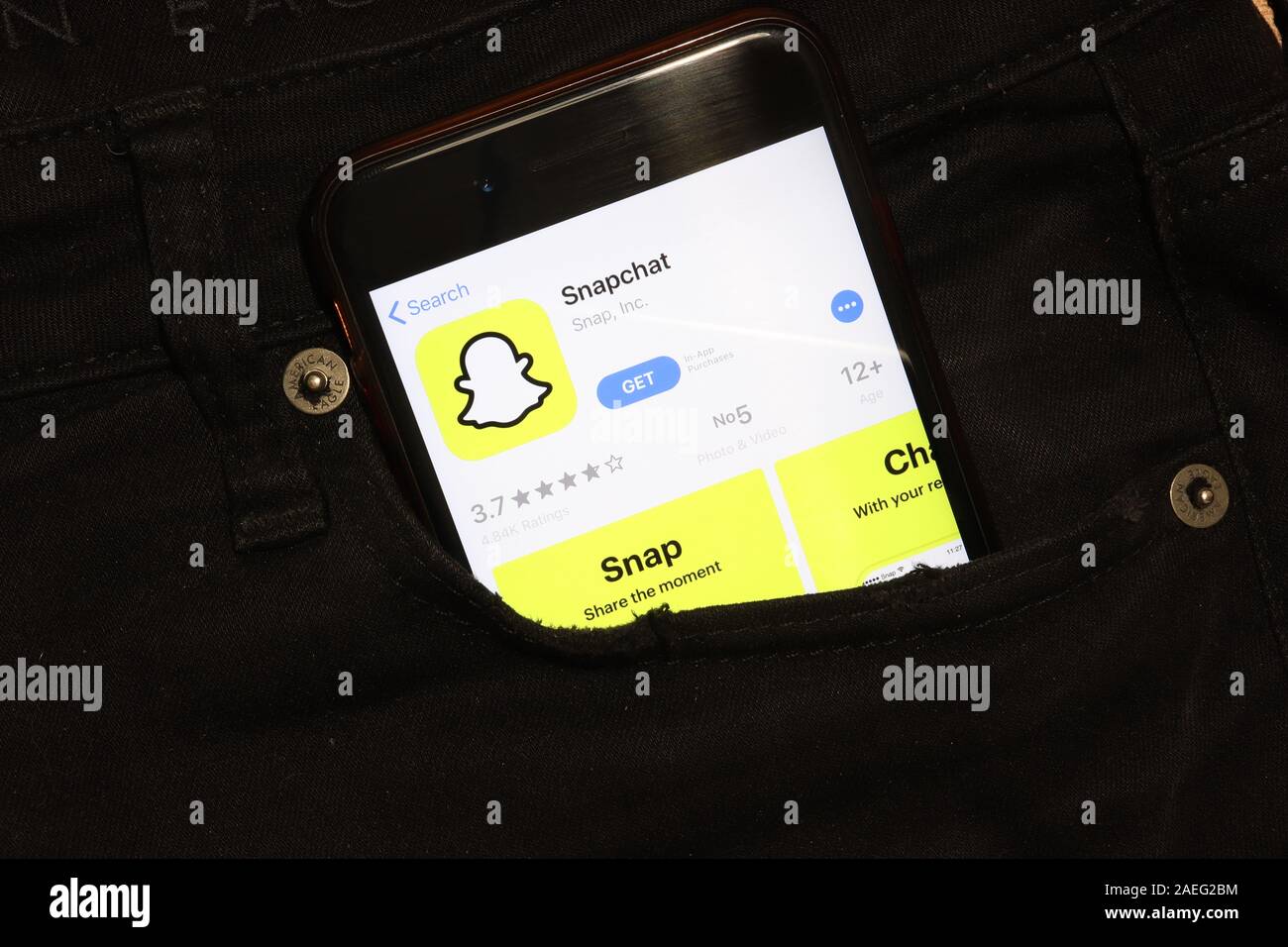 San Pietroburgo, Russia - 6 Dicembre 2019: telefono cellulare schermo con Snapchat icona nella tasca di close-up, illustrativi editoriale. Foto Stock