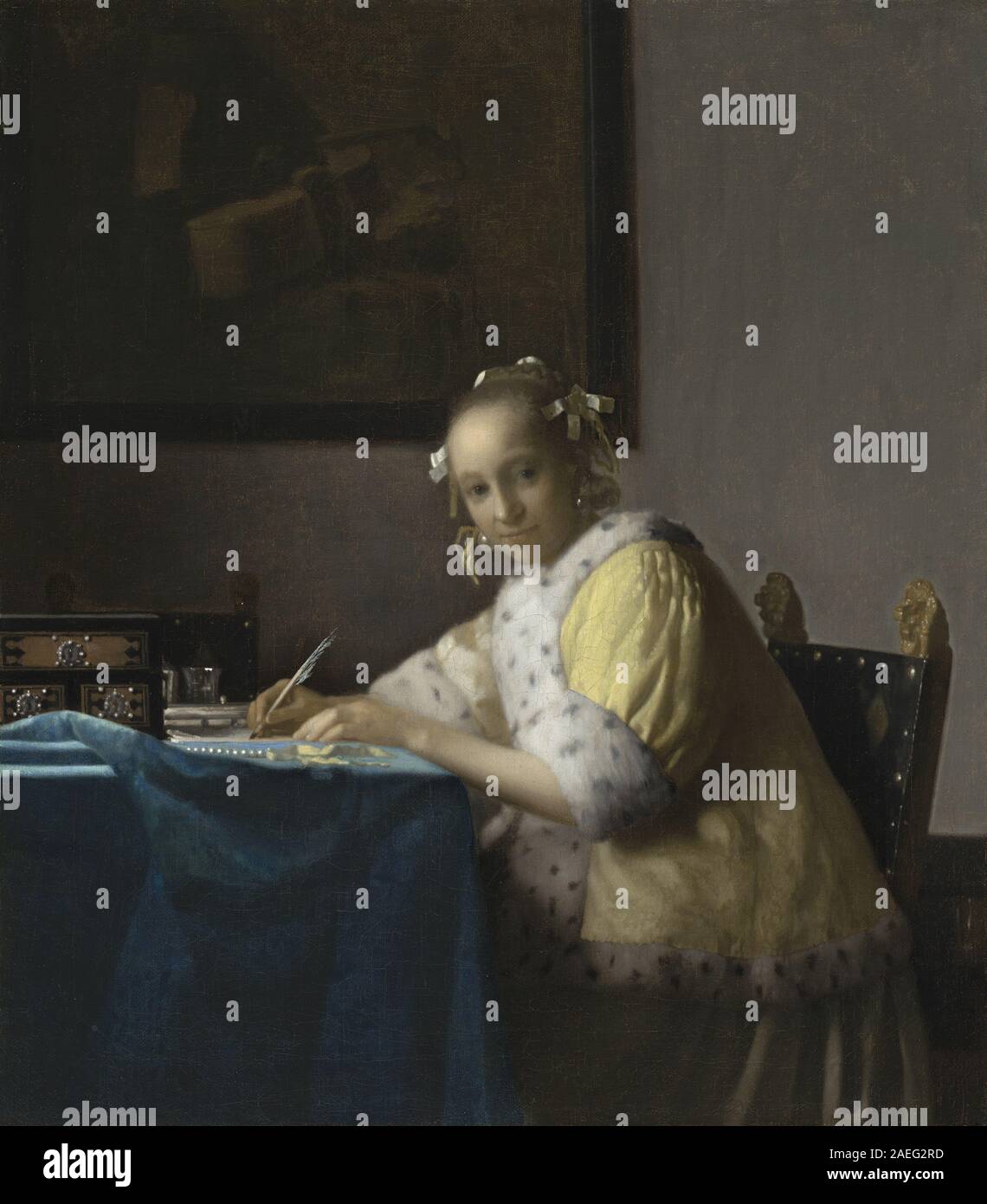 Questo dipinto di Johannes Vermeer, intorno al 1665, raffigura una signora che scrive a una scrivania, mostrando gli interni, la luce della finestra, mobili, carta, quill, postura, espressione, abito, colore, prospettiva e composizione, che riflettono lo stile pittorico olandese del secolo d'oro. Foto Stock