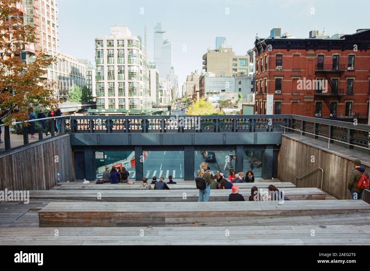 Seduto area di visualizzazione,10th Avenue Square, High Line Park, Chelsea, New York City, NY, Stati Uniti d'America. Foto Stock