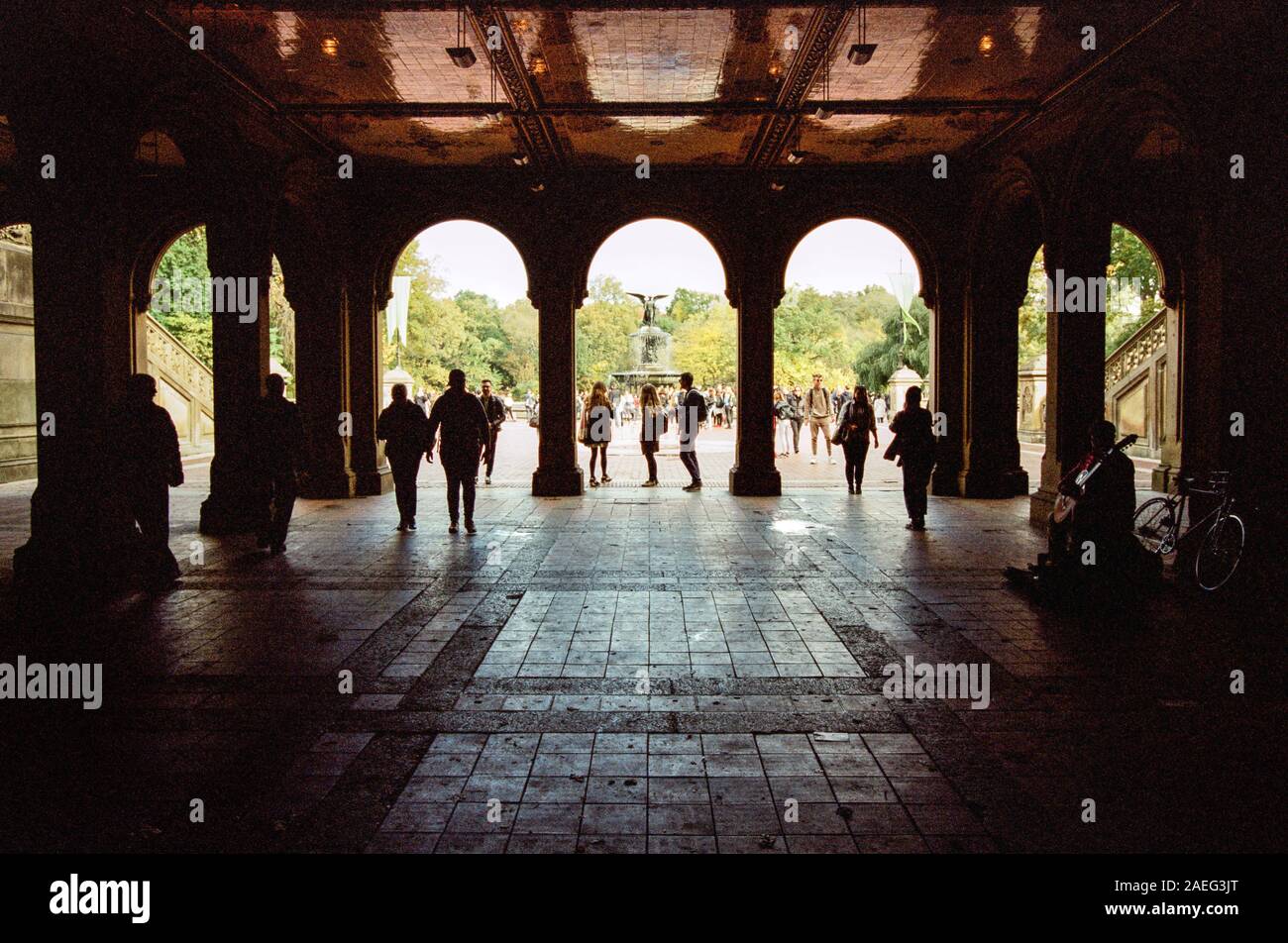 Il sottopassaggio pedonale a Bethesda terrazza, al Central Park di New York City. Foto Stock