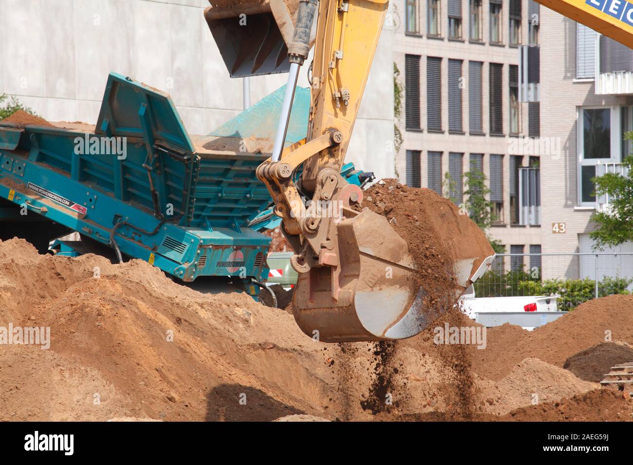 Escavatore con pale Bagerschaufel sabbia su un sito in costruzione, Germania, Europa Foto Stock