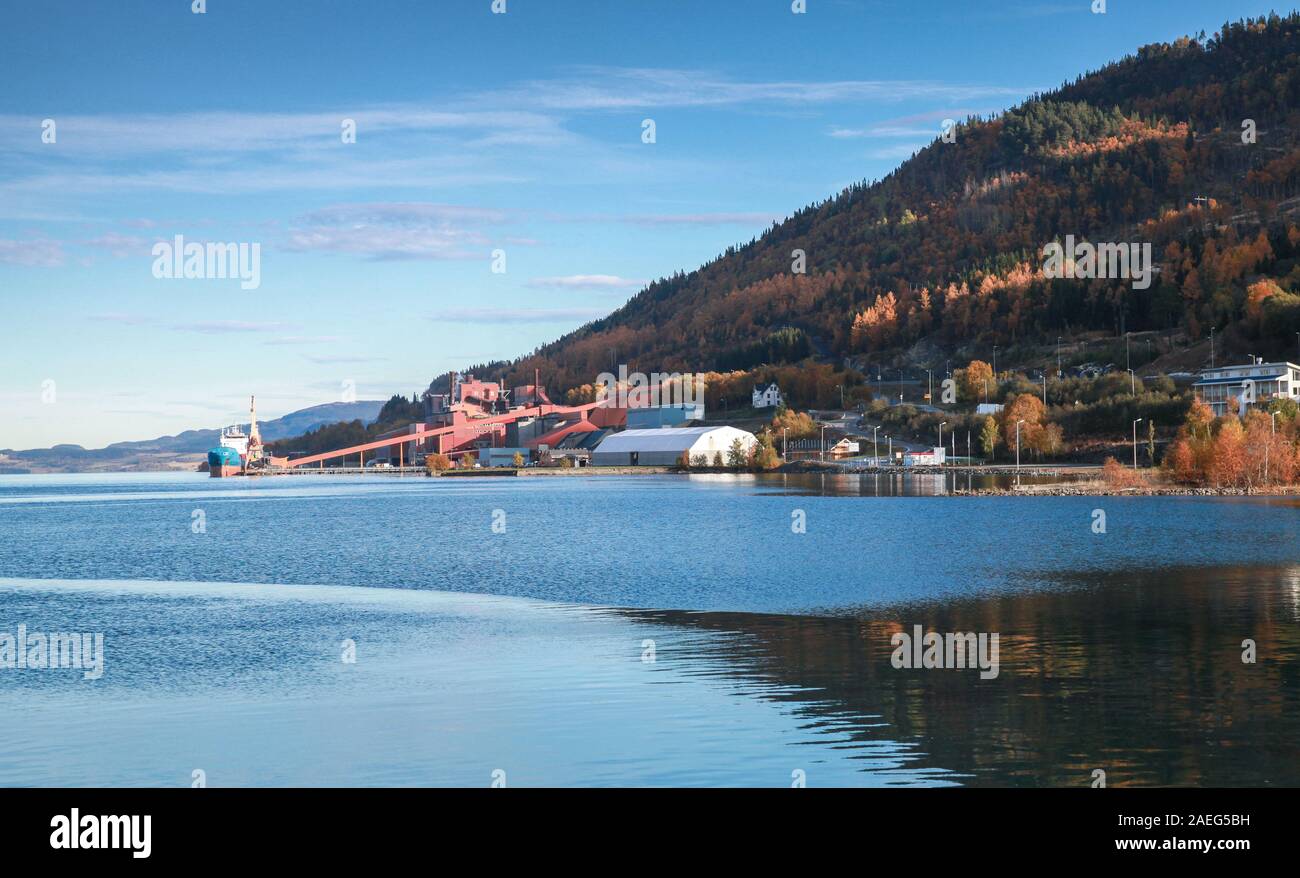 Norvegia, Orkanger struttura che dispone di impianti di grandi dimensioni e capacità di storage. Costiera paesaggio norvegese Foto Stock