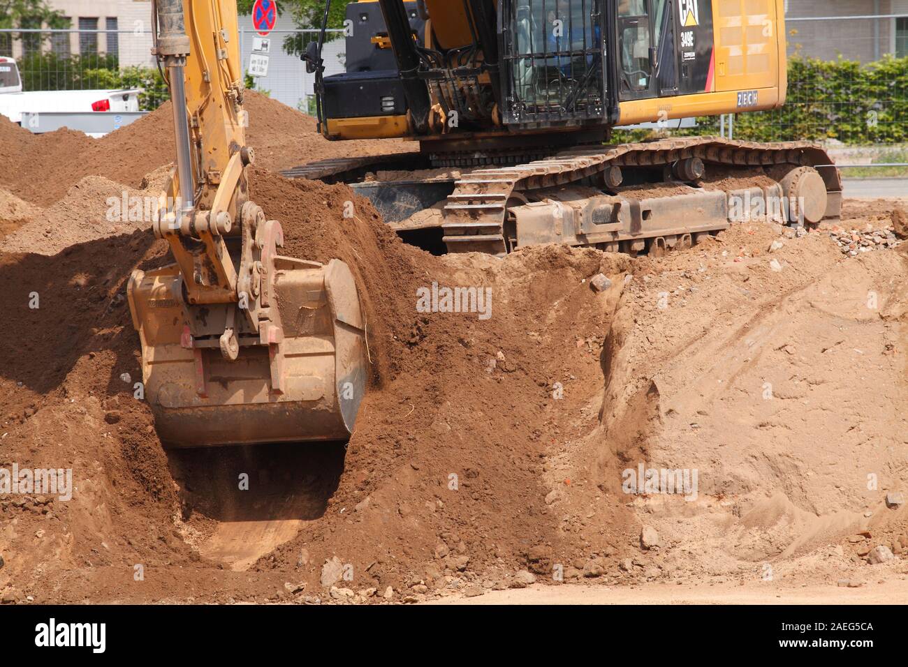 Escavatore con pale Bagerschaufel sabbia su un sito in costruzione, Germania, Europa Foto Stock