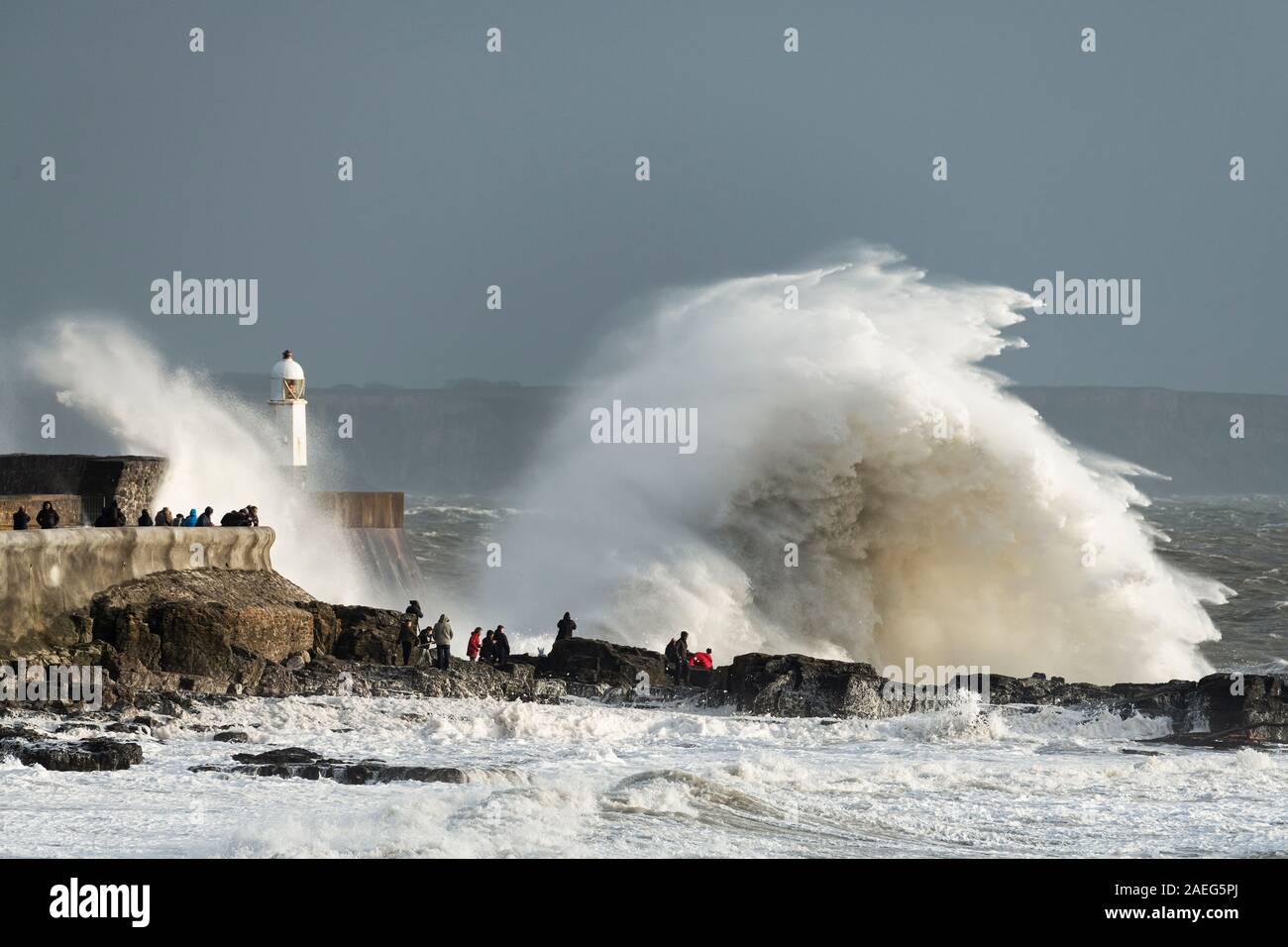 Tempesta Atiyah batte le Porthcawl costa. Foto Stock