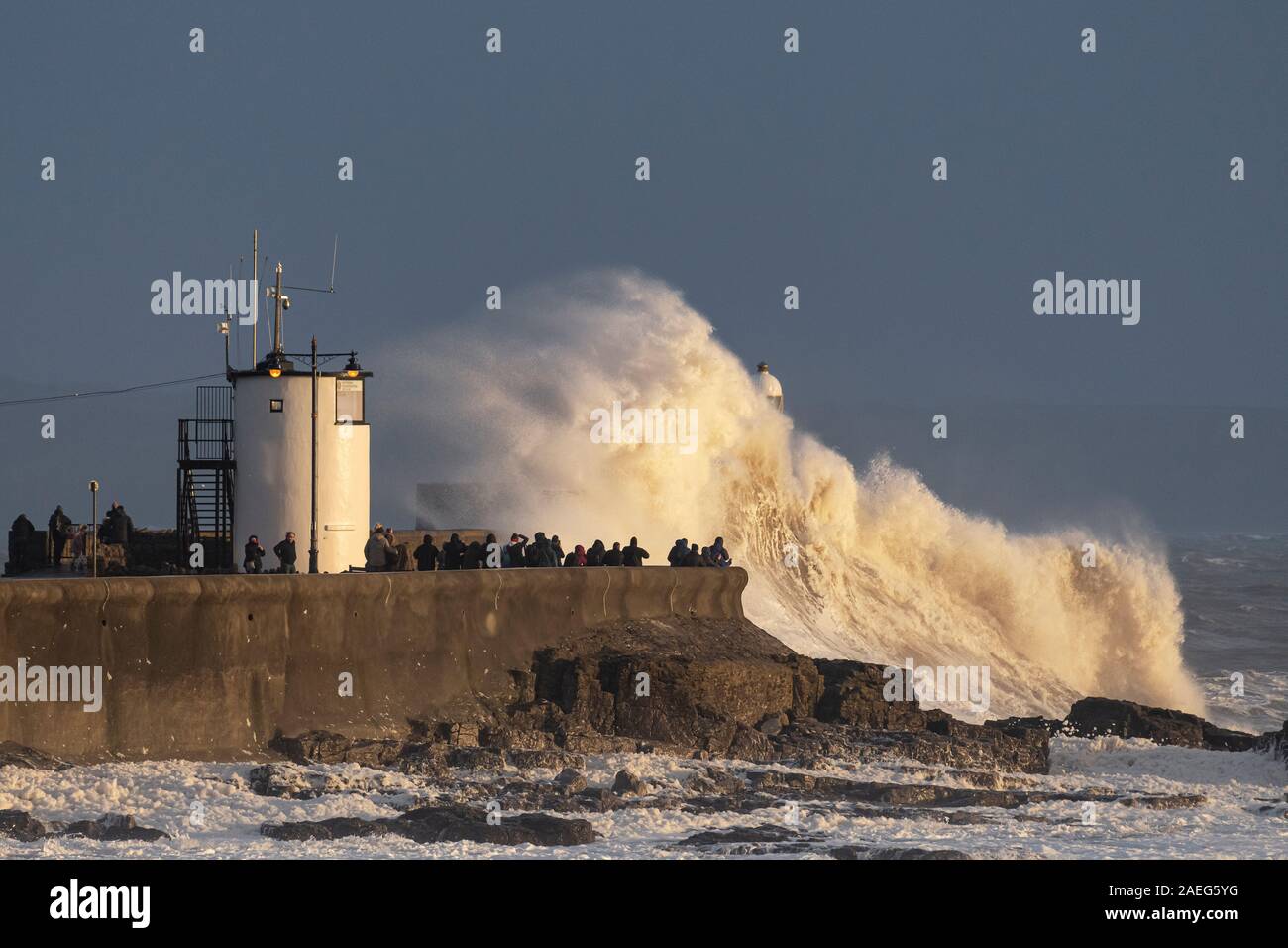 Tempesta Atiyah batte le Porthcawl costa. Foto Stock