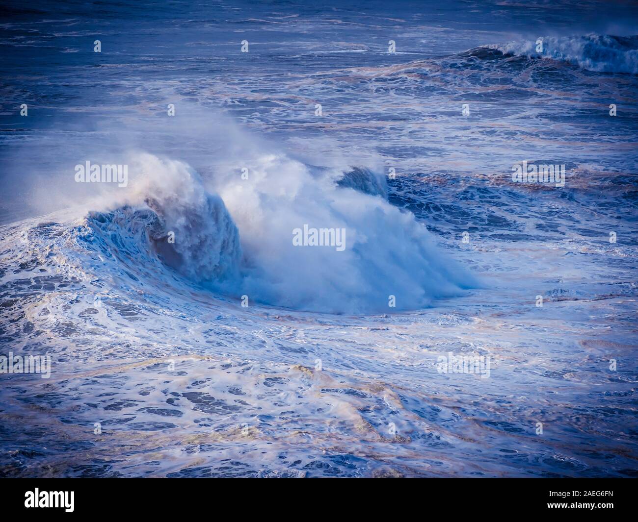 Grandi onde a Nazare Portogallo Foto Stock