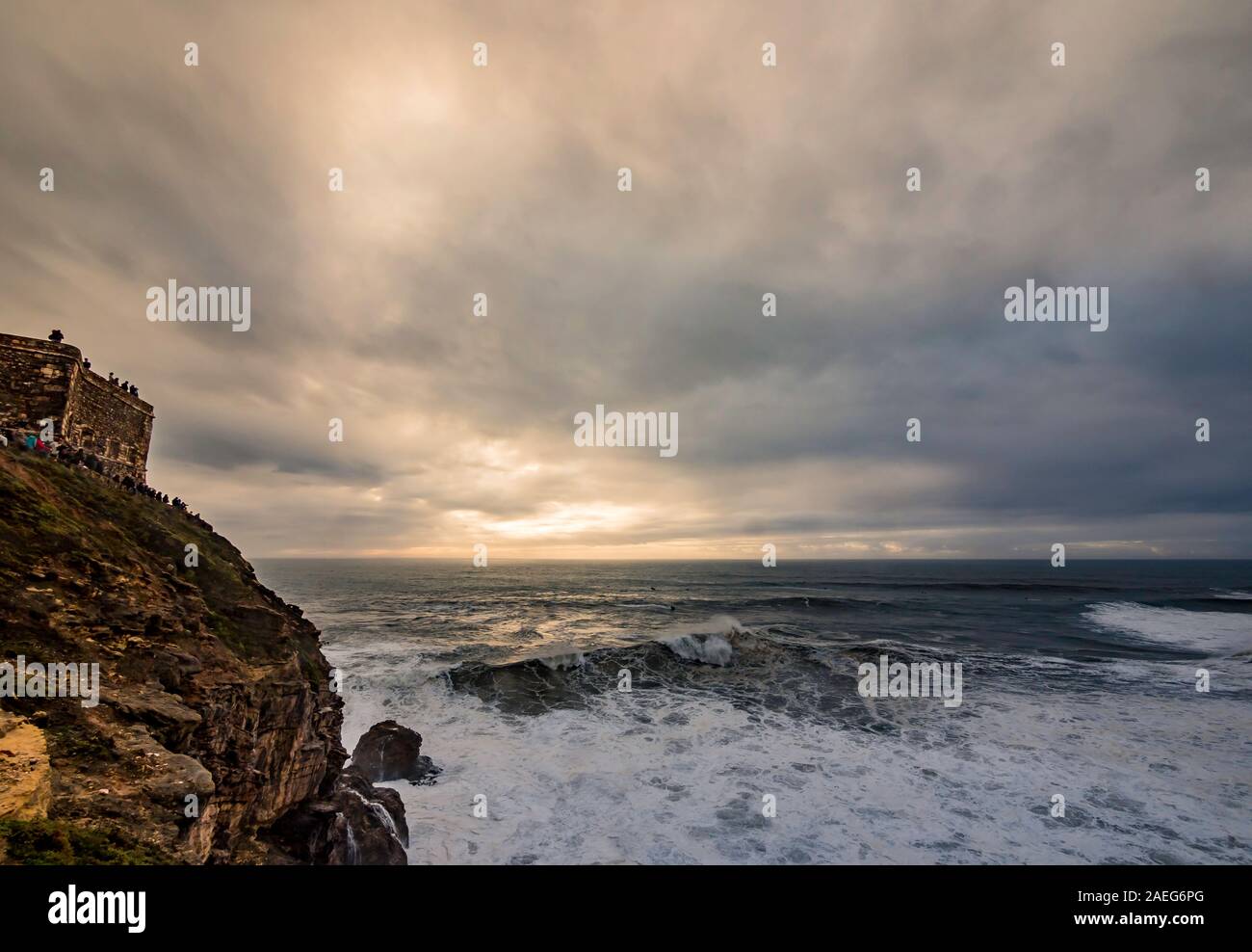 Onde enormi come si vede da Nazare faro a Nazare, Portogallo Foto Stock