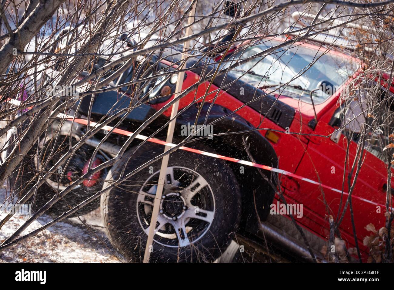 Jeep Suzuki Jimny supera gli ostacoli nella foresta Foto Stock