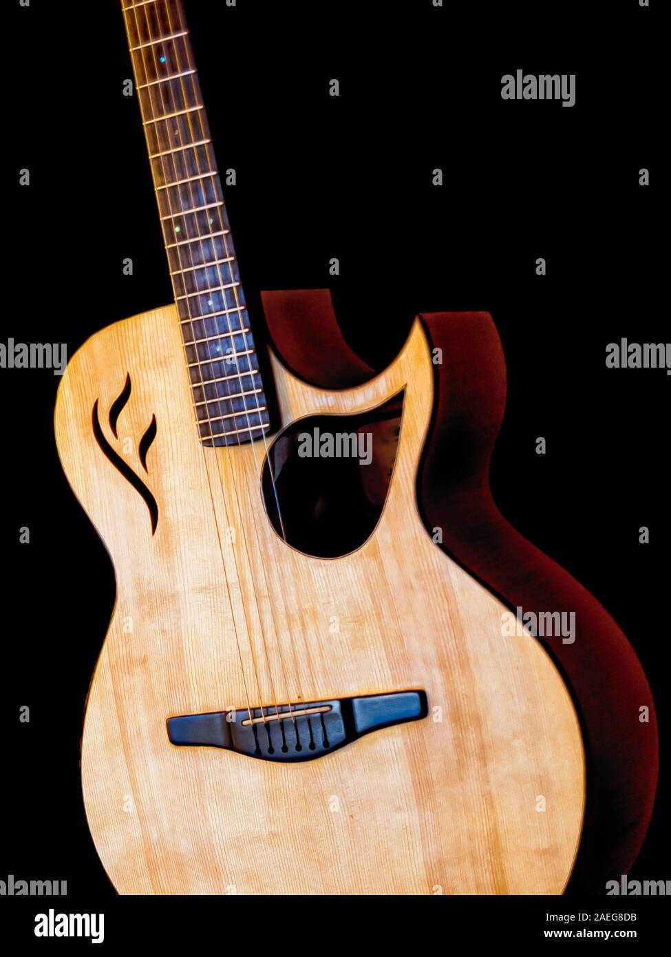 A tre quarti di Ritratto morbido di un bellissimo fatto a mano la chitarra su uno sfondo nero. Foto Stock